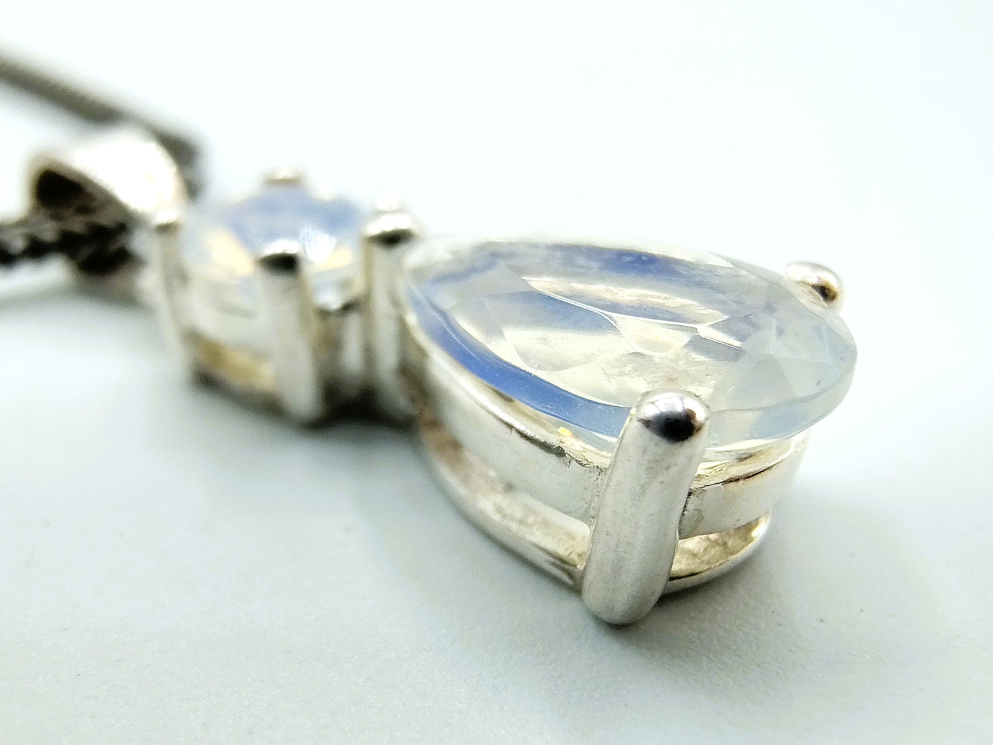 Silberkette mit Anhänger, Stein im Birnenschliff, 47,5 cm.