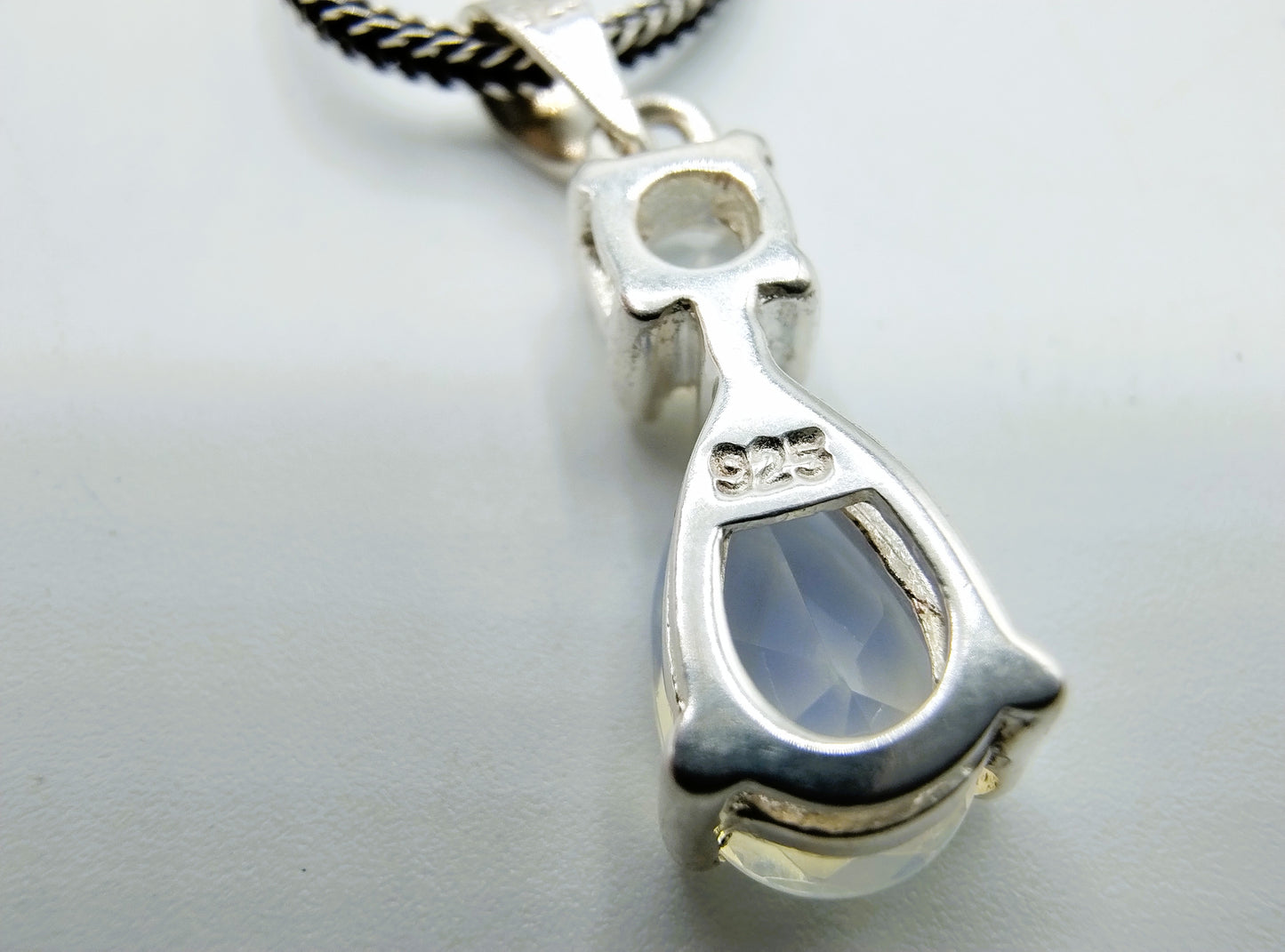Silberkette mit Anhänger, Stein im Birnenschliff, 47,5 cm.