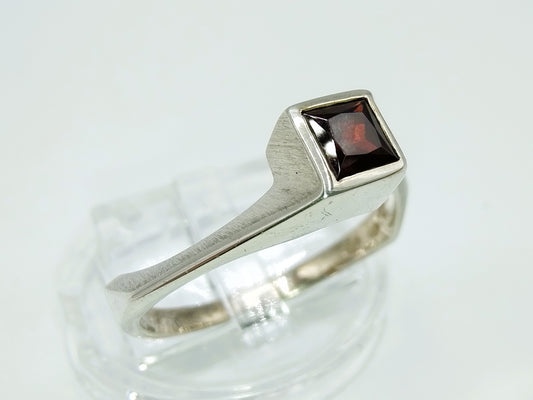 Zilveren ring met granaat, 18 mm
