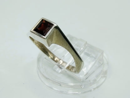 Zilveren ring met granaat, 18 mm