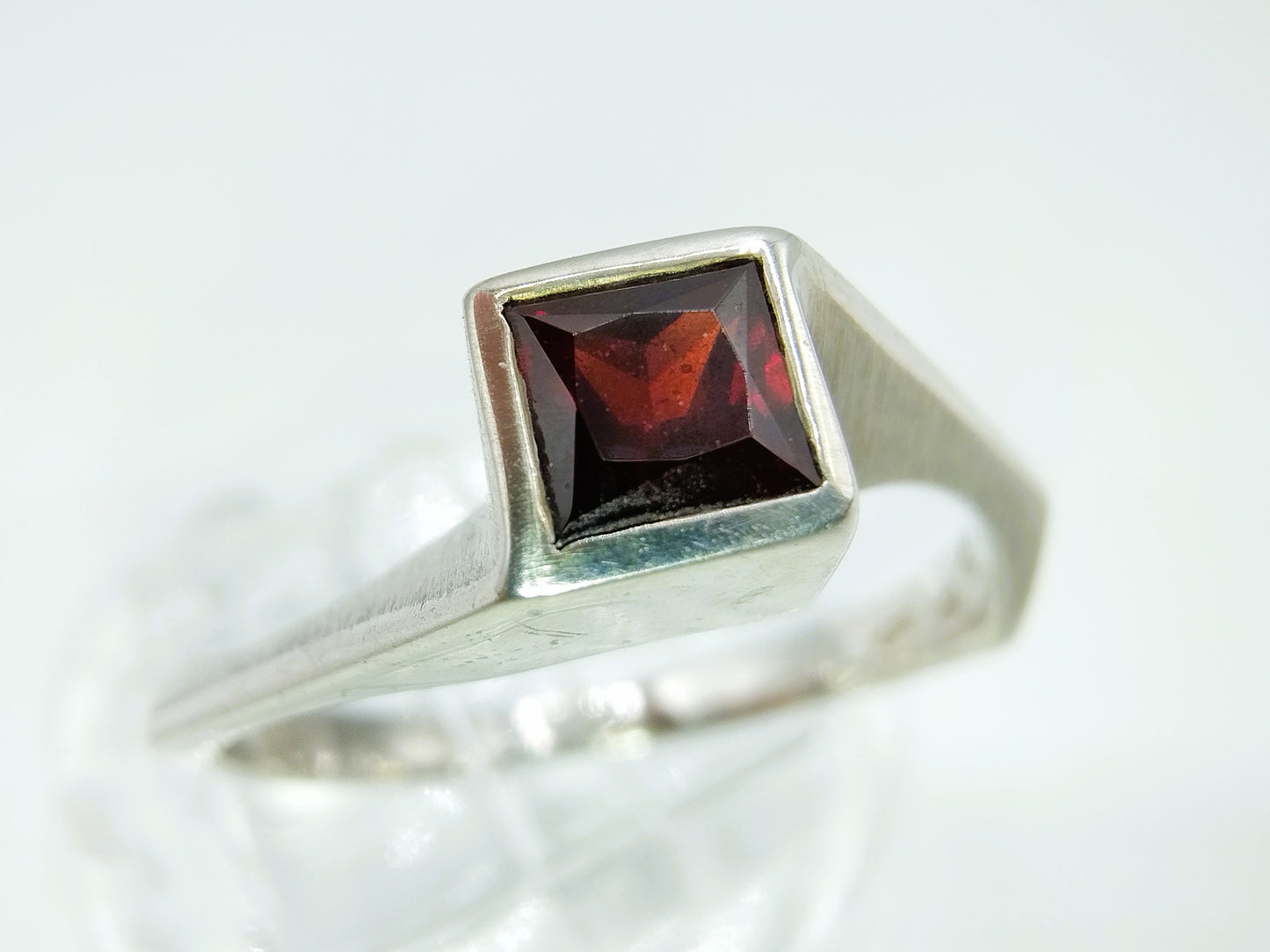 Zilveren ring met granaat, 18 mm