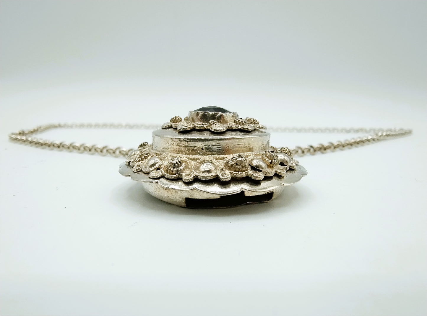 Zilveren jasseronketting met klederdracht hanger, J. van den Berg, Kampen, ca. 1915