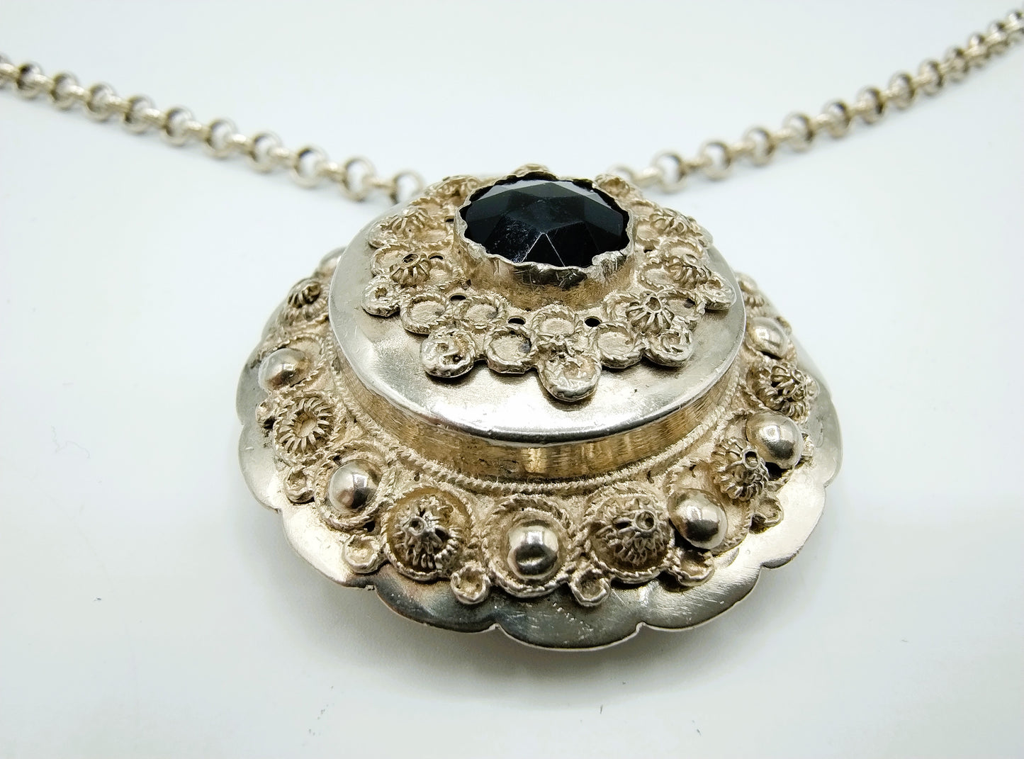 Zilveren jasseronketting met klederdracht hanger, J. van den Berg, Kampen, ca. 1915