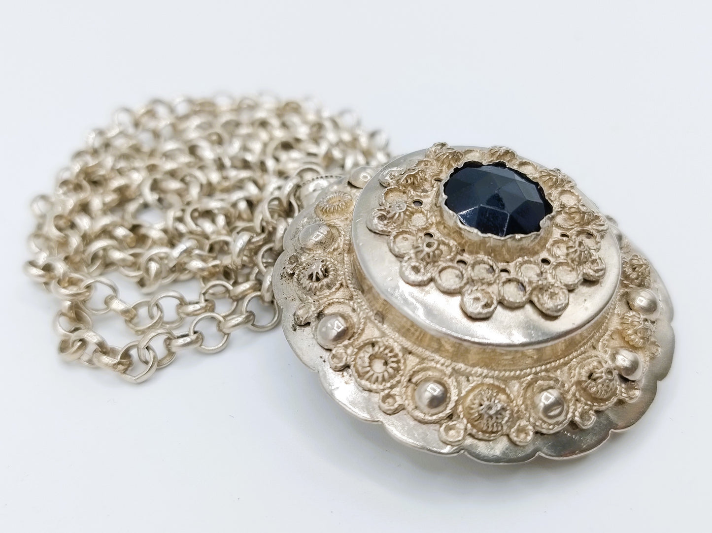 Zilveren jasseronketting met klederdracht hanger, J. van den Berg, Kampen, ca. 1915