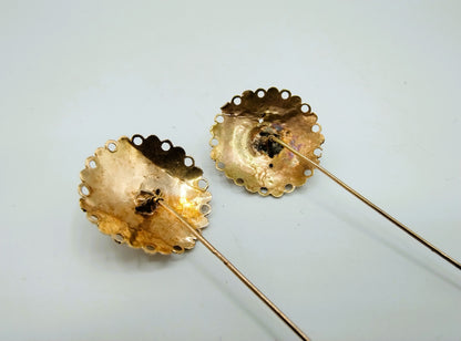 Goldene Hutnadeln, Trachten