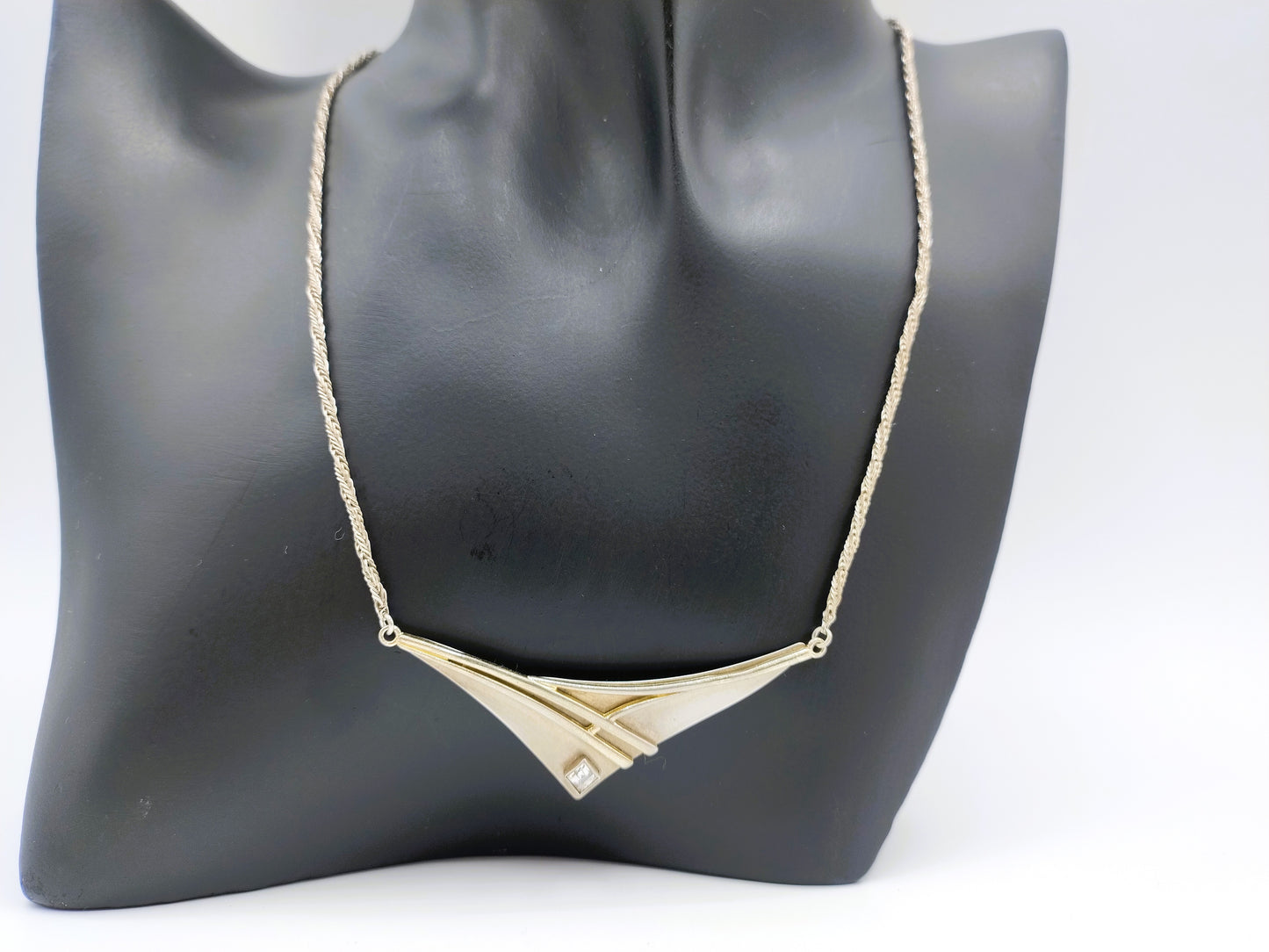 Zilveren koordcollier met V hanger, 42,5 cm.