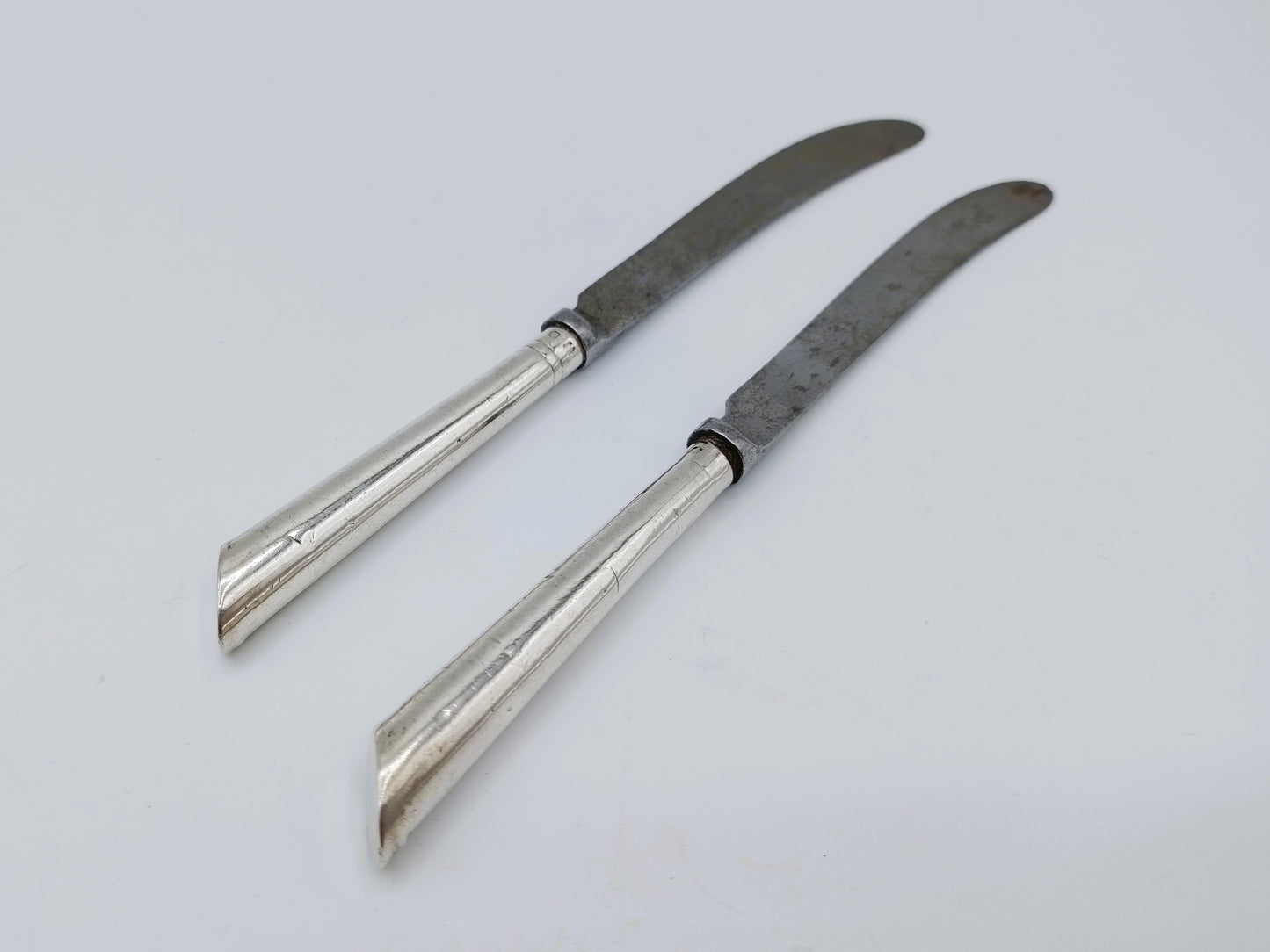 Zwei silberne Obstmesser, S. Hougham, London, Großbritannien, 1792