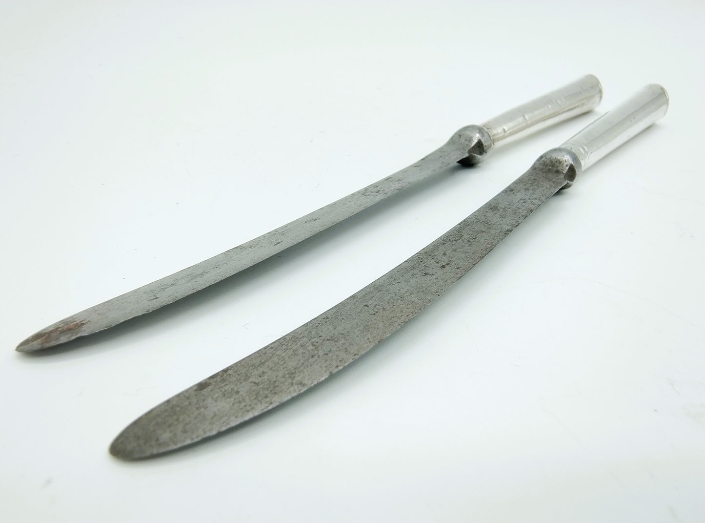 Zwei silberne Obstmesser, S. Hougham, London, Großbritannien, 1792