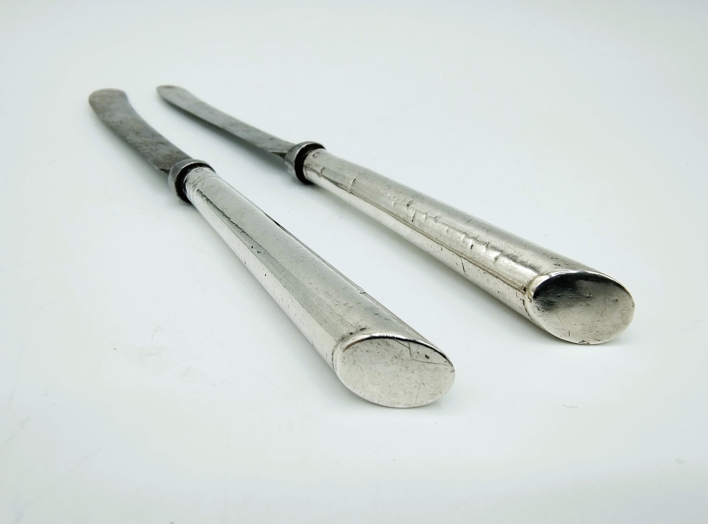 Zwei silberne Obstmesser, S. Hougham, London, Großbritannien, 1792