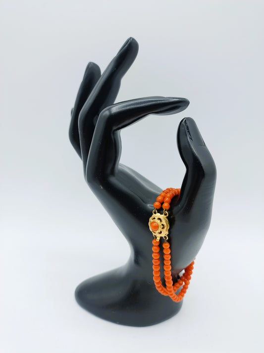 Red coral bracelet with gold clasp, 18 cm.