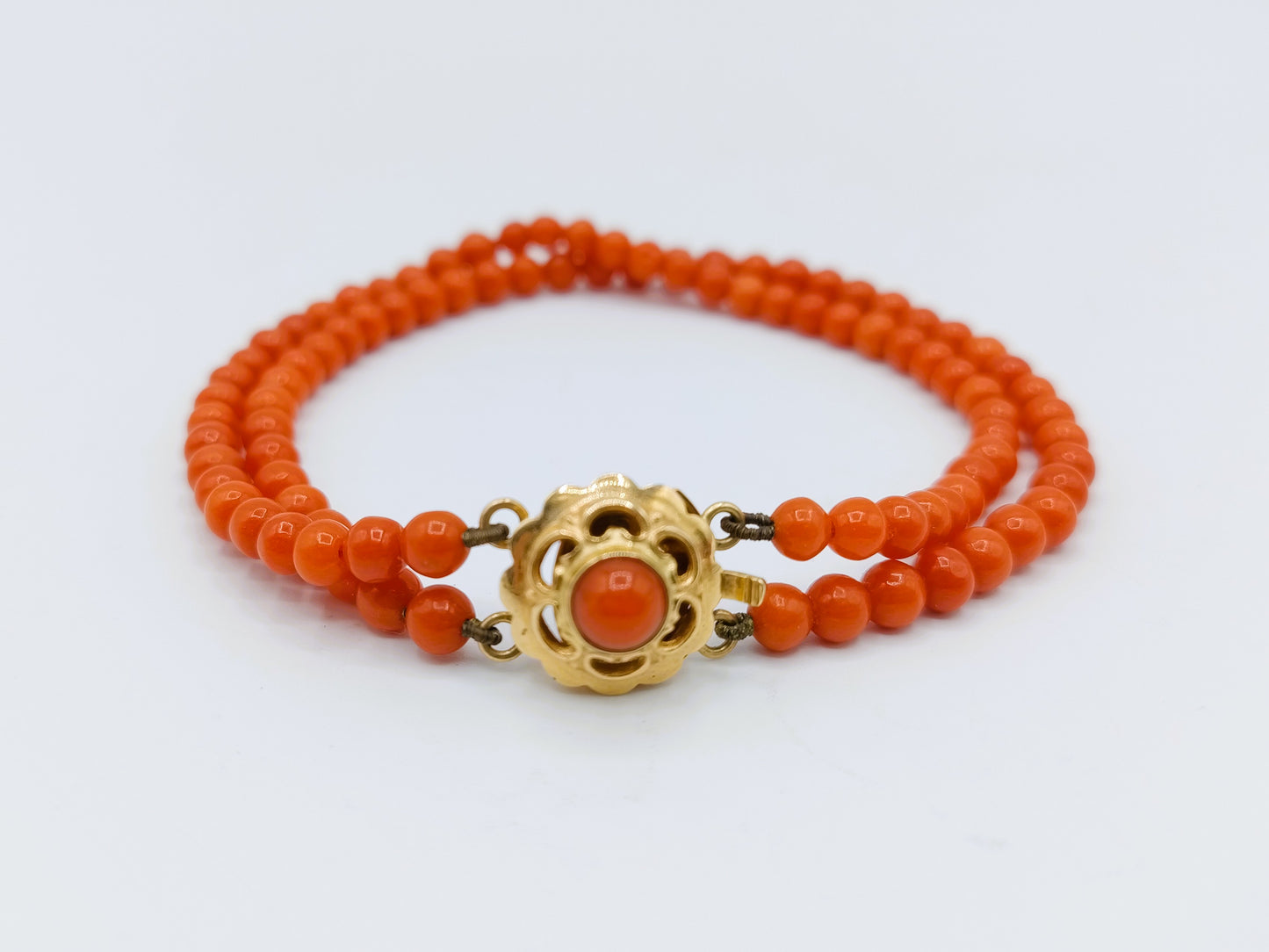 Red coral bracelet with gold clasp, 18 cm.