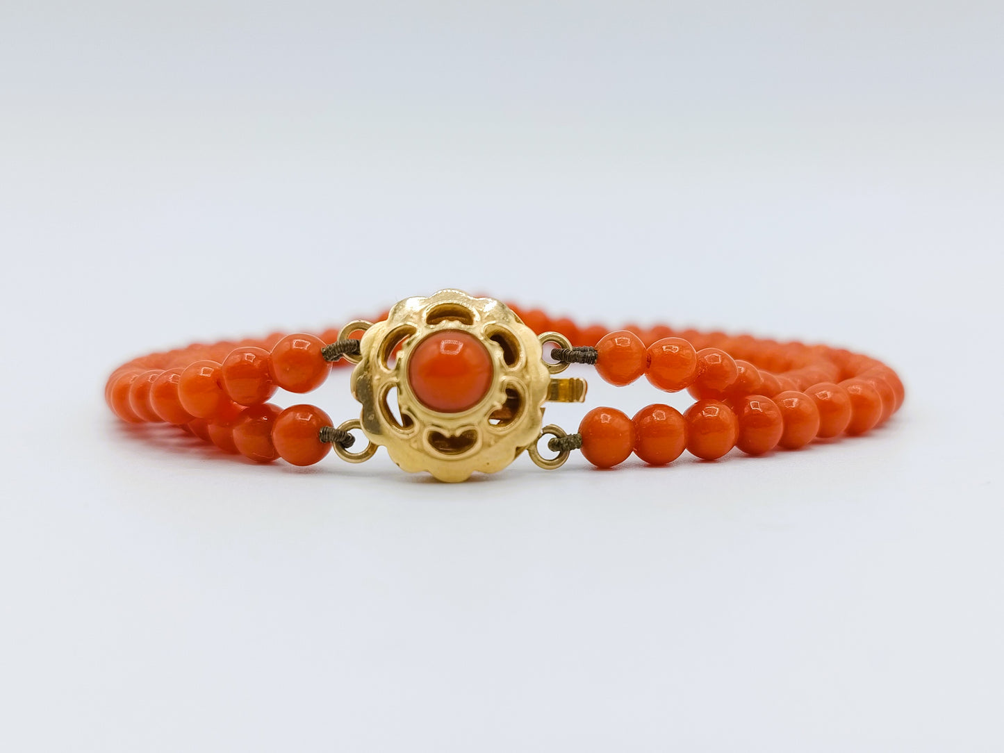 Red coral bracelet with gold clasp, 18 cm.