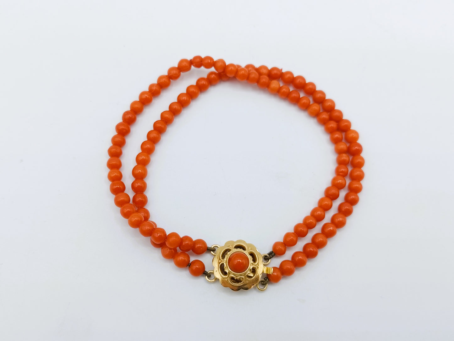 Red coral bracelet with gold clasp, 18 cm.