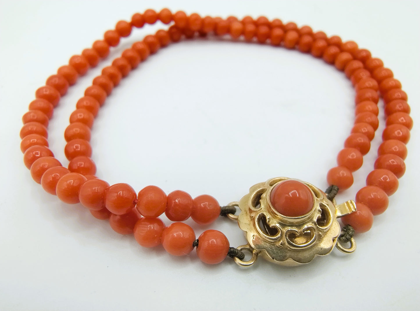 Red coral bracelet with gold clasp, 18 cm.