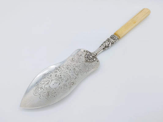 Silver cake server with bone handle, G. van Roosmalen, Den Bosch, 1842