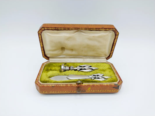 Foedraal met zilveren lakstempel en papierclip, ca. 1910.