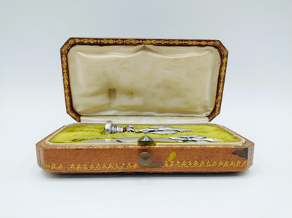 Foedraal met zilveren lakstempel en papierclip, ca. 1910.