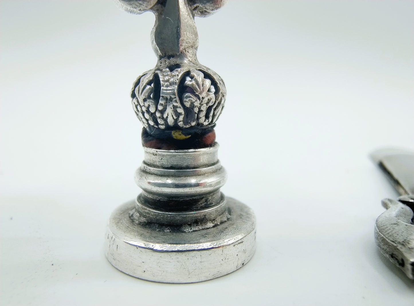 Foedraal met zilveren lakstempel en papierclip, ca. 1910.