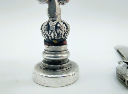 Foedraal met zilveren lakstempel en papierclip, ca. 1910.