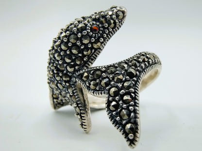Zilveren ring, dolfijn met markasieten, 17.5 mm