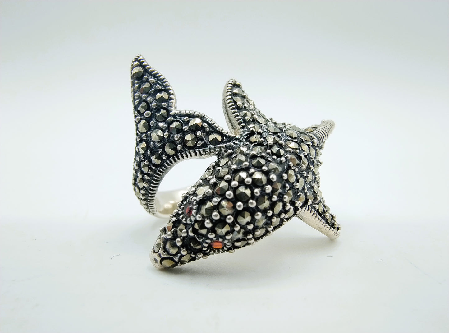 Zilveren ring, dolfijn met markasieten, 17.5 mm