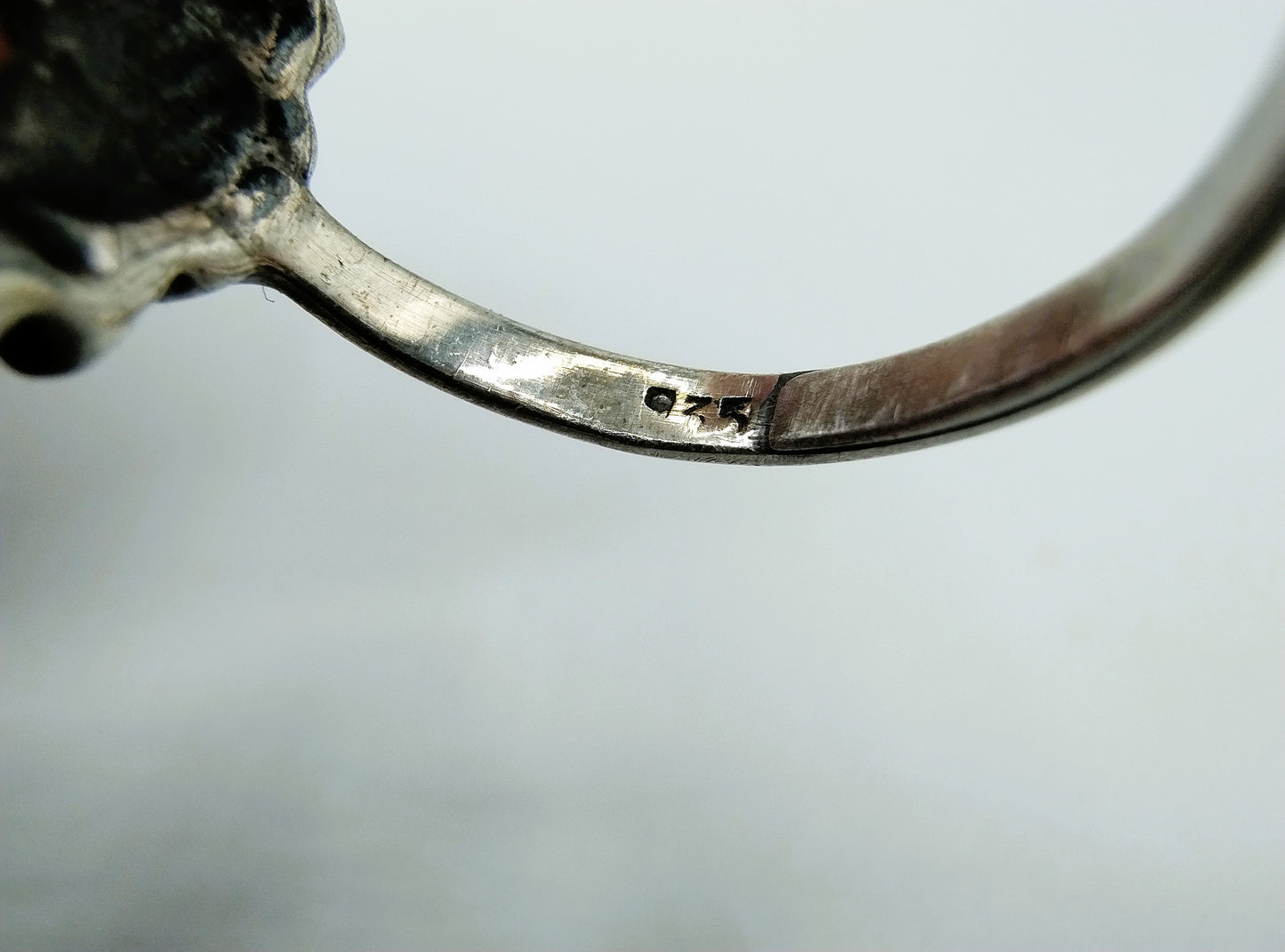 Zilveren ring, bloedkoraal met markasieten, 17 mm