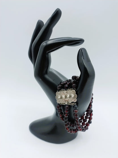 Granaten armband met zilveren slot, 18 cm