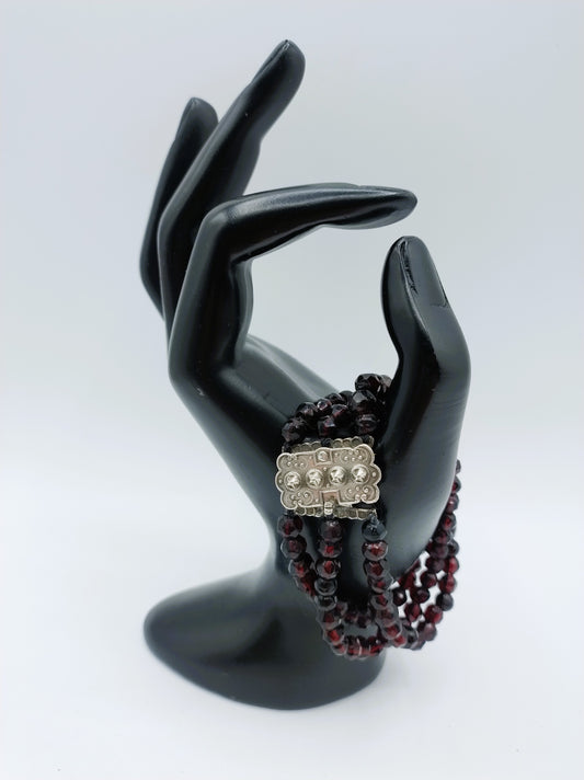 Granaten armband met zilveren slot, 18 cm