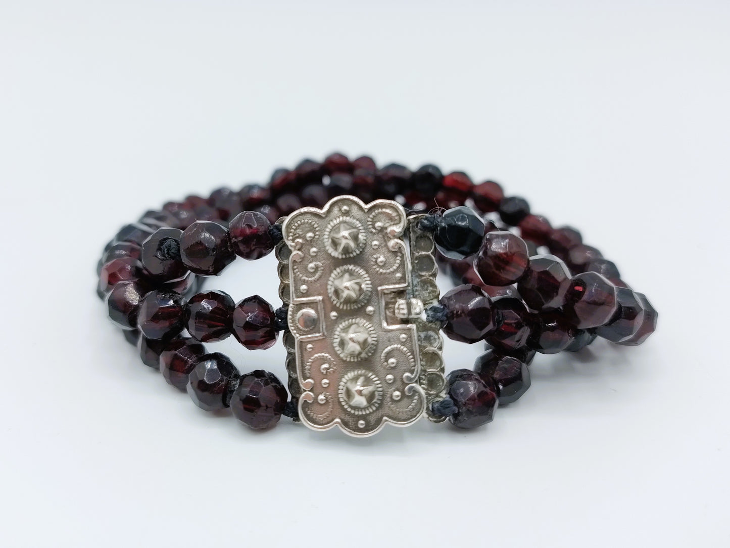 Granaten armband met zilveren slot, 18 cm