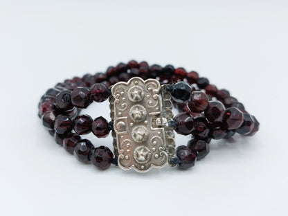 Granaten armband met zilveren slot, 18 cm