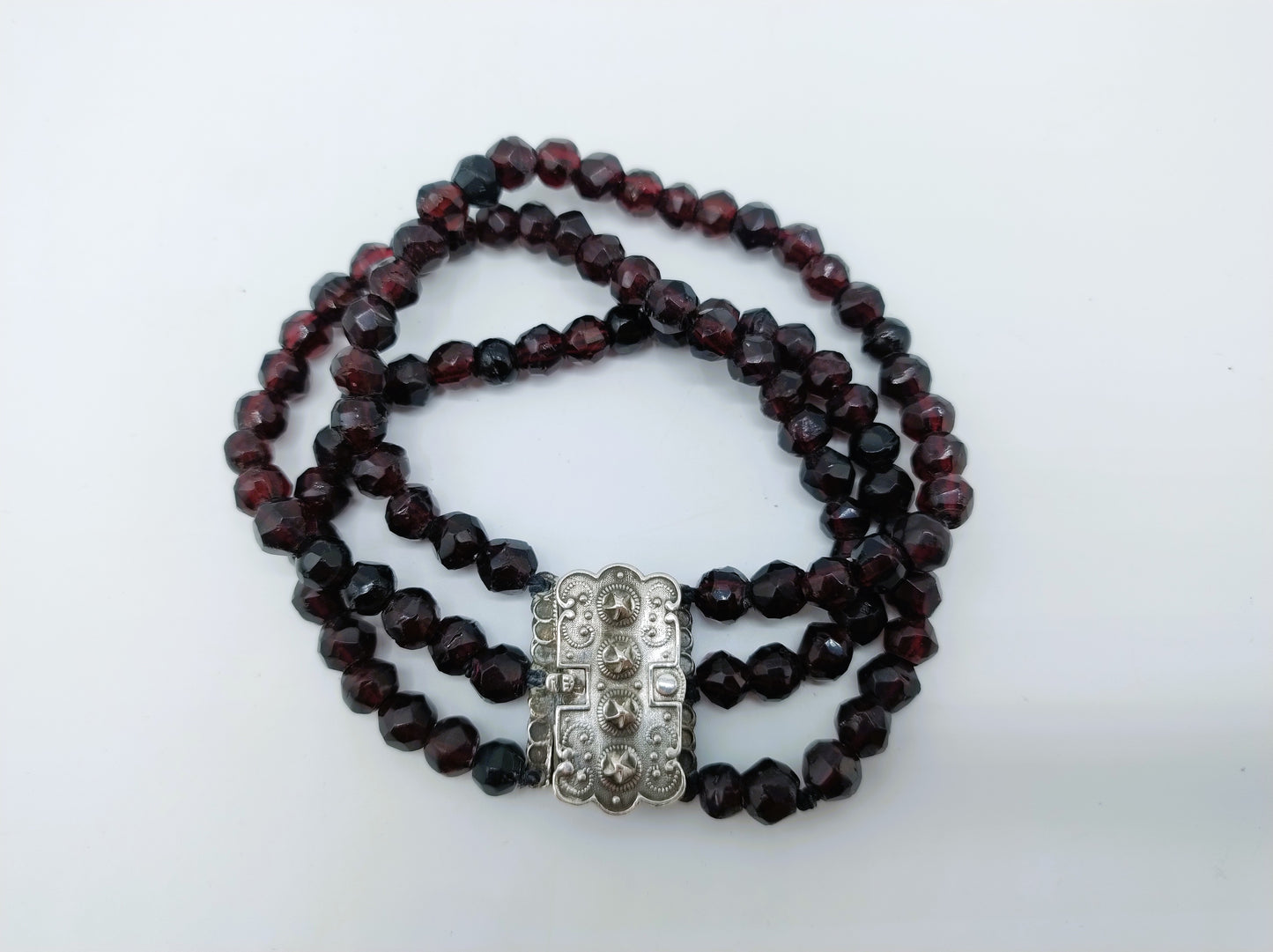 Granaten armband met zilveren slot, 18 cm