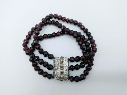 Granaten armband met zilveren slot, 18 cm