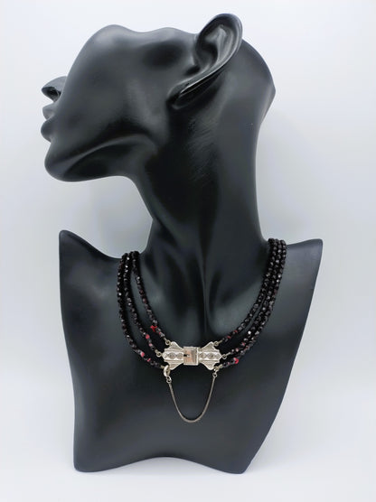 Granaten ketting met zilveren bijbel slot, 41 cm
