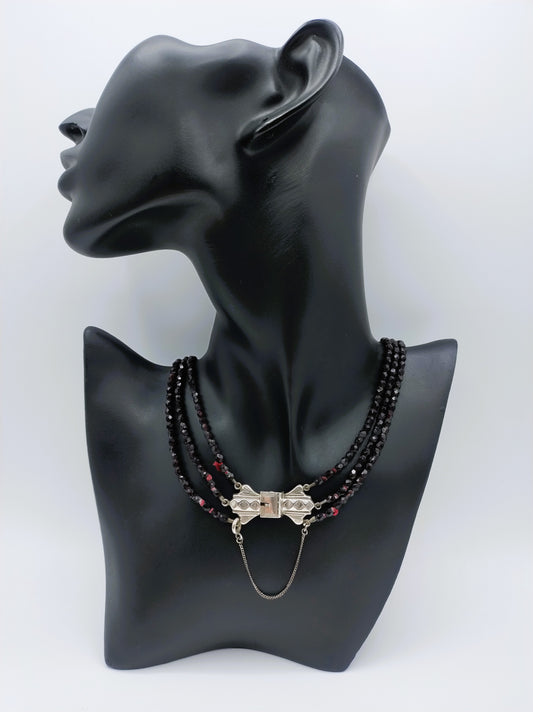 Granaten ketting met zilveren bijbel slot, 41 cm