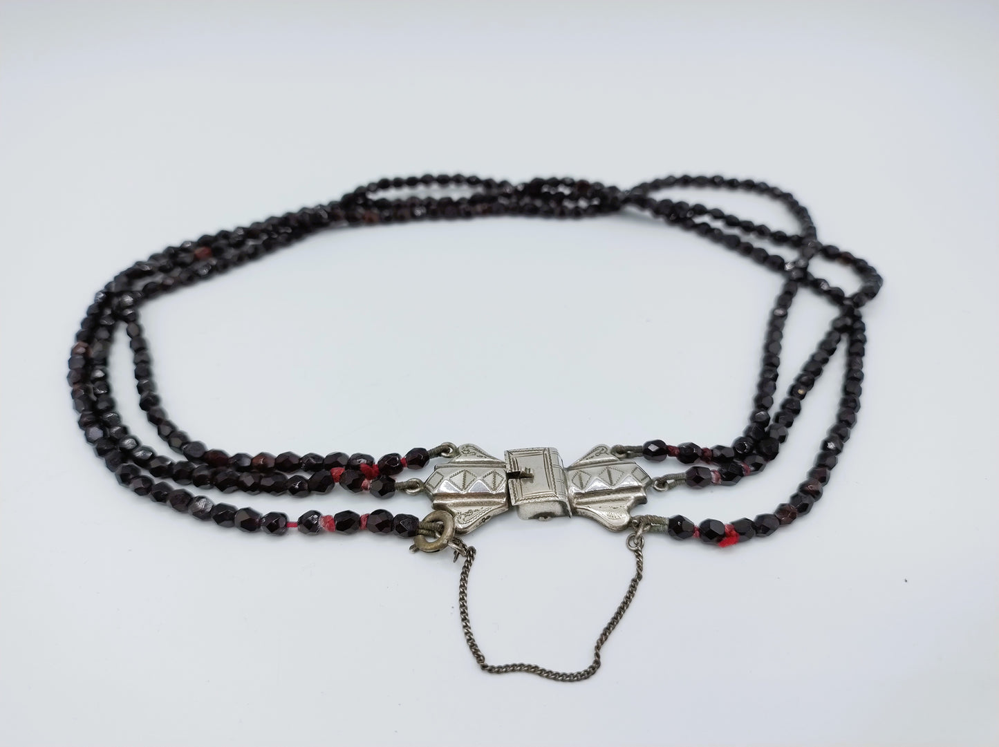 Granaten ketting met zilveren bijbel slot, 41 cm