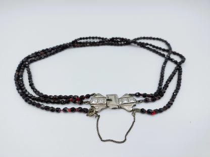 Granaten ketting met zilveren bijbel slot, 41 cm