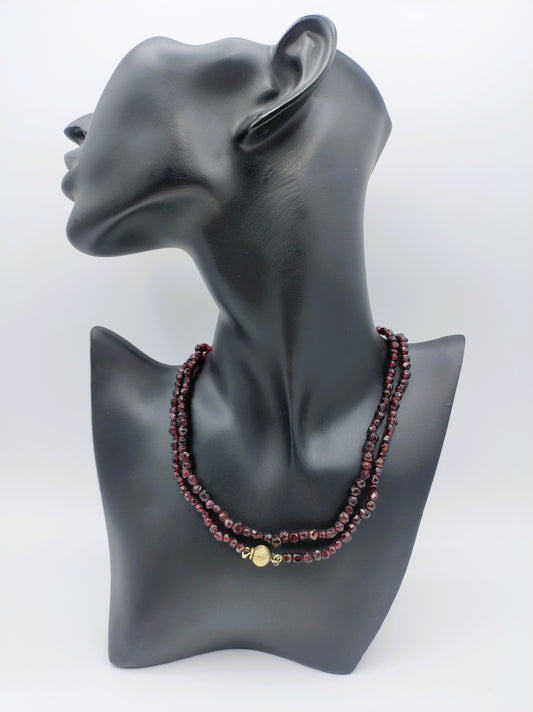 Farmer's grenade necklace with silver clasp. 78 cm 