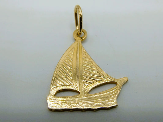 Gouden hanger van een zeilboot, 14 karaats