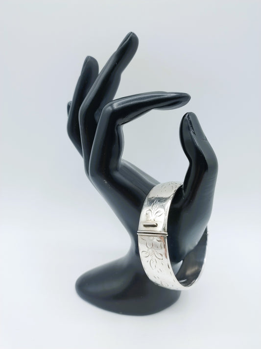 Zilveren armband met bloemmotief, Engeland.