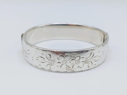 Zilveren armband met bloemmotief, Engeland.
