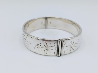 Zilveren armband met bloemmotief, Engeland.