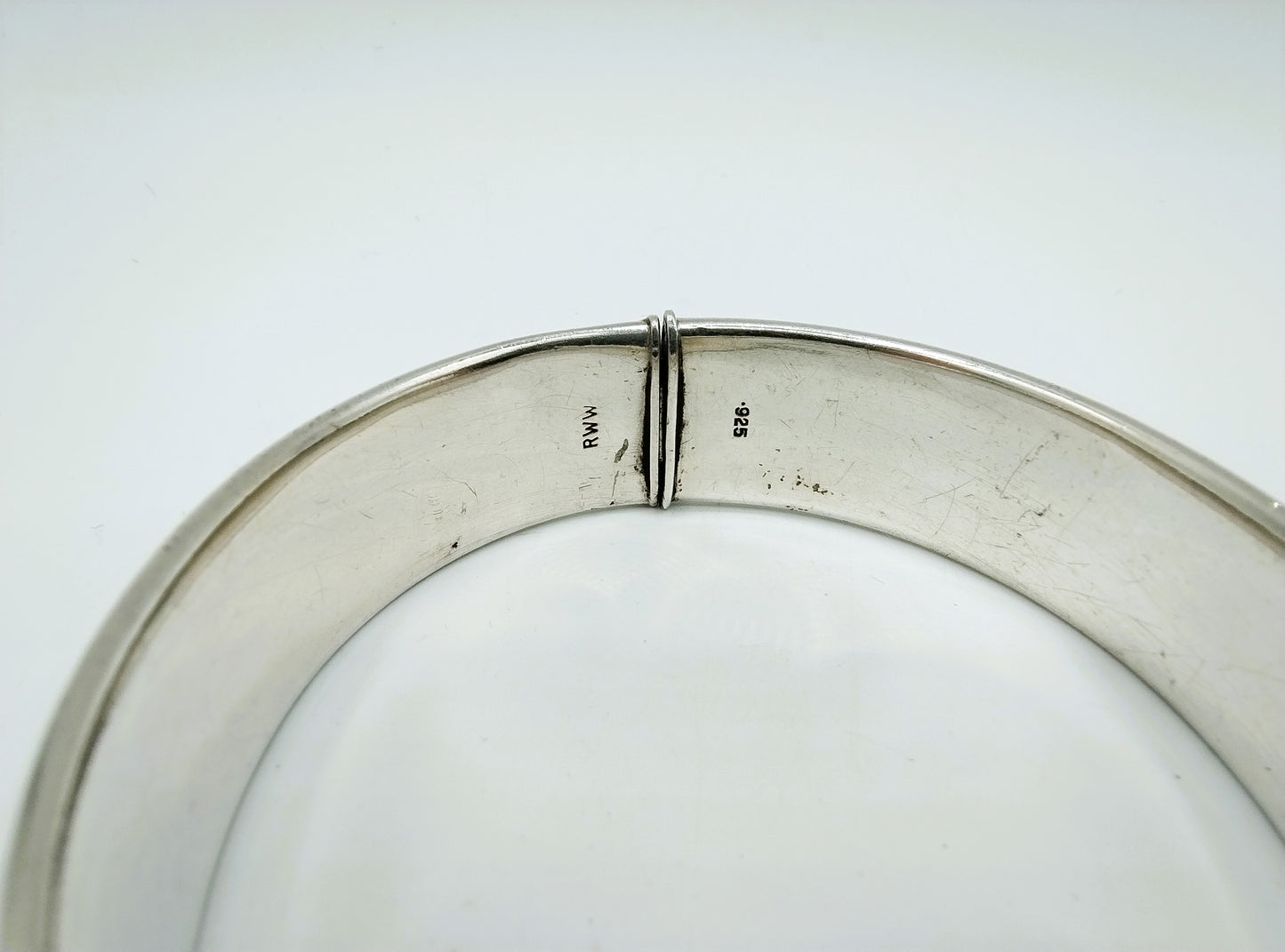 Zilveren armband met bloemmotief, Engeland.