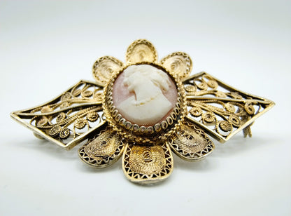 Zilveren filigrein broche bezet met camee, 900