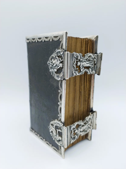 18e Eeuwse Bijbel met zilveren beslag en sloten, H.P. Kremer, Groningen, ca. 1808