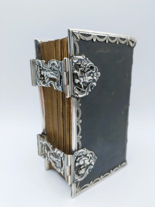 18e Eeuwse Bijbel met zilveren beslag en sloten, H.P. Kremer, Groningen, ca. 1808