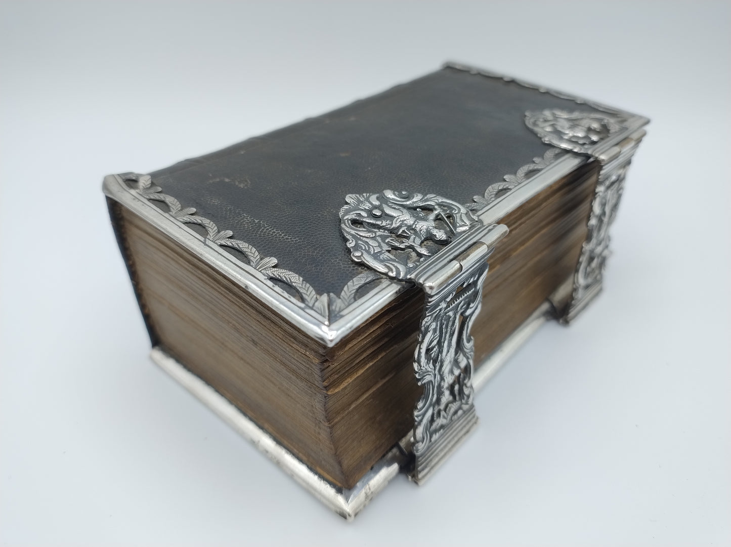 18e Eeuwse Bijbel met zilveren beslag en sloten, H.P. Kremer, Groningen, ca. 1808