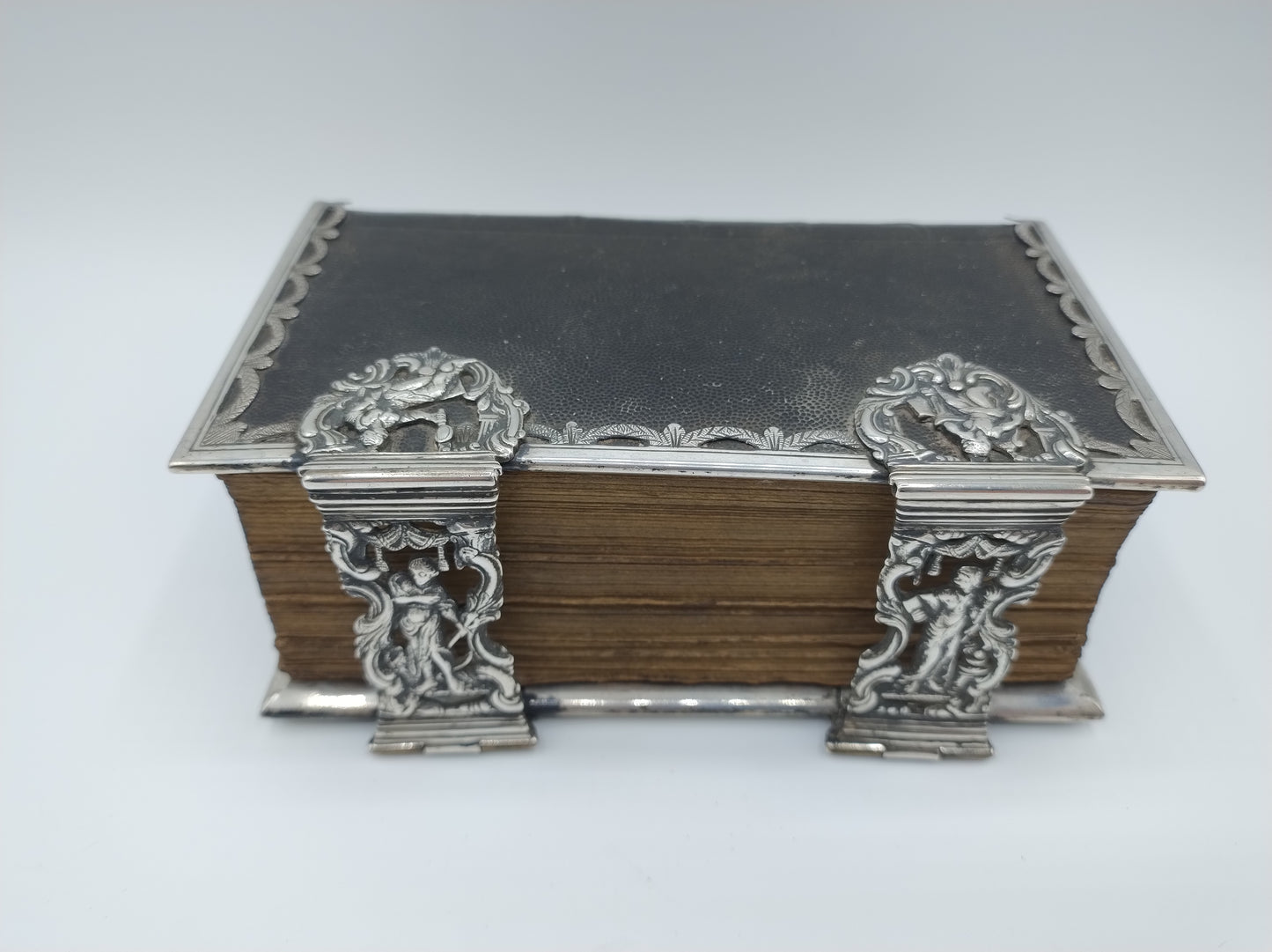 18e Eeuwse Bijbel met zilveren beslag en sloten, H.P. Kremer, Groningen, ca. 1808