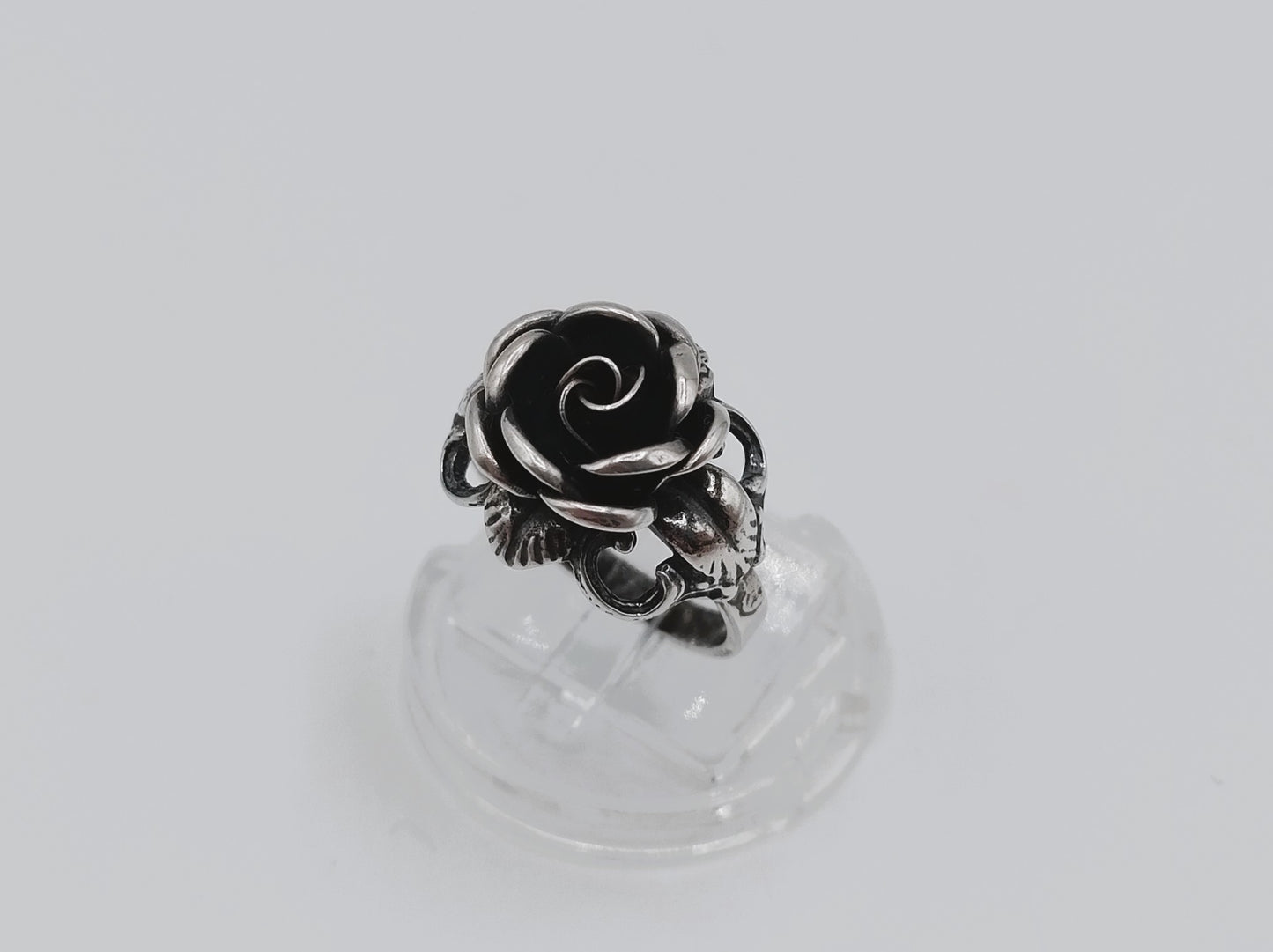 Zilveren bloemring met roos, 16.25 mm.