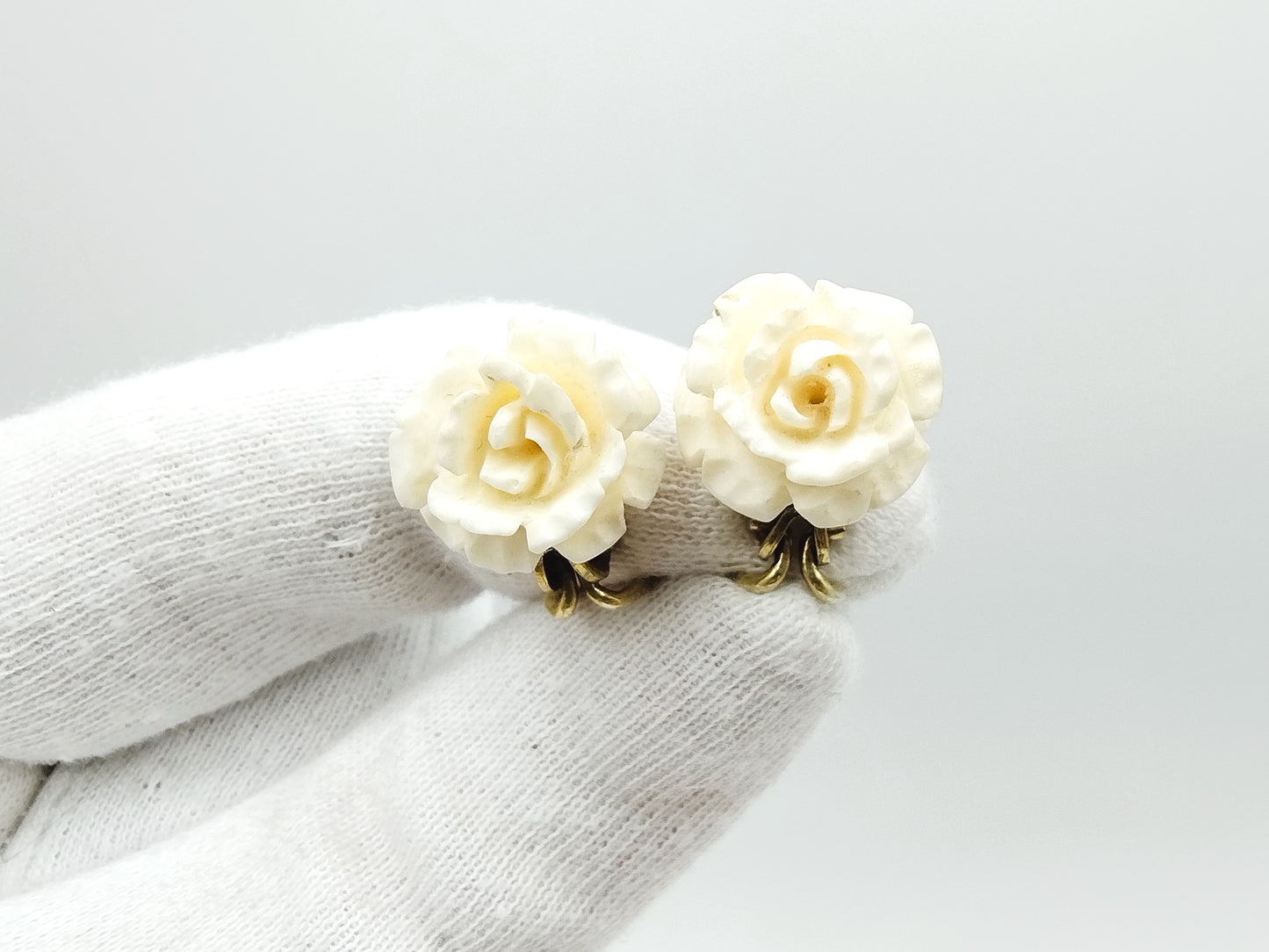 Vintage zilveren clip oorbellen met witte rozen