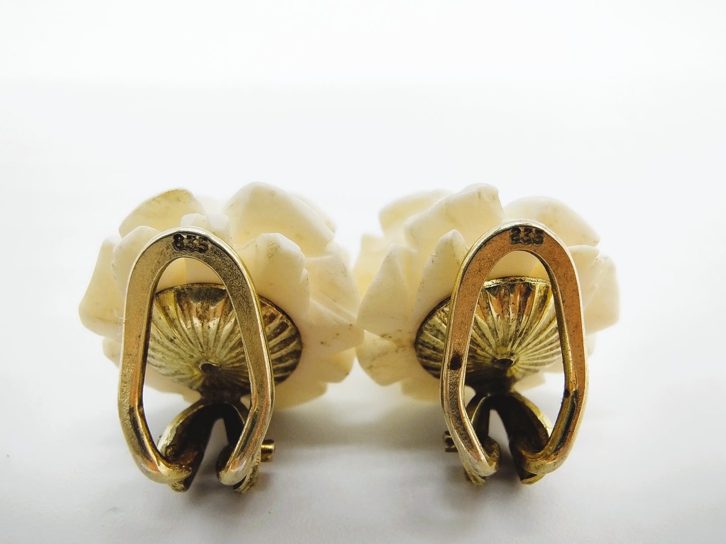 Vintage zilveren clip oorbellen met witte rozen